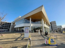 【神奈川県/横浜市港北区綱島東】クオス綱島ザ・レジデンス アピタテラス横浜綱島（現地より約200m）：ドラッグストア（マツモトキヨシ）、雑貨店（キャンドゥ）、郵便局などが入っております。