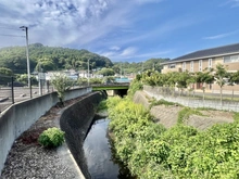 【神奈川県/三浦郡葉山町長柄】藤和ガーデンハウス葉山 森戸川（現地より約106m）