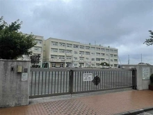 【神奈川県/横浜市金沢区能見台通】プラウド能見台 横浜市立西富岡小学校（現地より約1,750m）