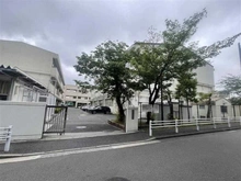 【神奈川県/横浜市金沢区能見台通】プラウド能見台 横浜市立富岡中学校（現地より約1,750m）