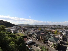 【神奈川県/横浜市栄区東上郷町】コスモ港南台エクステージ 眺望：ルーフバルコニーから