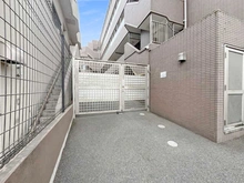【神奈川県/横浜市青葉区美しが丘】プレール・ロヴェ美しが丘 サブエントランス＆駐輪場出入口