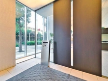 【東京都/世田谷区玉川】プラウドタワー二子玉川 エントランス：ダブルオートロックシステム 
