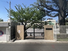 【東京都/中野区中央】パークホームズ中野中央フォーシーズンズコート 区立桃花小学校(正門)（現地より約10m）