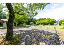 【東京都/府中市若松町】グランヒルズ東府中エルアージュ 府中の森公園（現地より約850m）：テニスコートや野球場、フィールド場を備えた大規模な公園です。
