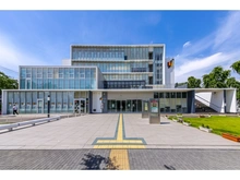 【東京都/府中市若松町】グランヒルズ東府中エルアージュ ルミエール府中（現地より約1,400m）：市民会館・中央図書館を備えた施設です。Wi-Fi、コンセントが利用可能な学習スペースがございます。