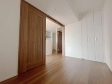 【大阪府/大阪市中央区内久宝寺町】グランドメゾン上町台レジデンスタワー 洋室：約4.9帖の洋室。