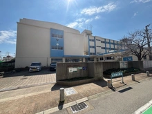 【兵庫県/神戸市兵庫区神明町】ソラージュ神戸I 神戸市立明親小学校（現地より約880m）