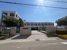 【兵庫県/神戸市兵庫区神明町】ソラージュ神戸I 神戸市立須佐野中学校（現地より約590m）
