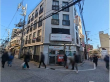 【兵庫県/神戸市東灘区岡本】ジオグランデ岡本一丁目 神戸岡本郵便局（現地より約10m）：エントランスを出て道路向かいにございます。