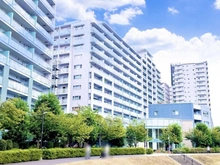 【東京都/足立区新田】アクアテラ　ブロード・スクエア 外観：中央の建物がブロードスクエア棟です