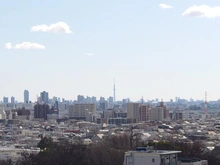 【埼玉県/さいたま市浦和区岸町】ザ・パークハウス浦和岸町 眺望：ズームあり（晴れた日にはスカイツリーが望めます）