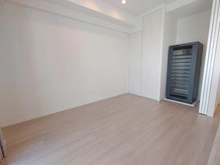 【埼玉県/さいたま市浦和区岸町】ザ・パークハウス浦和岸町 洋室：バルコニー側。家具調度品は価格に含まれません。