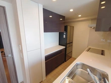 【埼玉県/さいたま市浦和区岸町】ザ・パークハウス浦和岸町 キッチン：新築時オプションの食器棚。家具調度品は価格に含まれません。