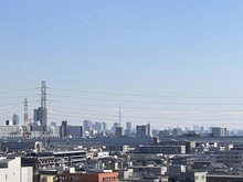 【埼玉県/さいたま市南区南本町】ライオンズステージ南浦和 眺望：晴れた日にはスカイツリーが望めます（ズームあり）