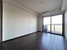 【埼玉県/さいたま市南区南本町】ライオンズステージ南浦和 洋室：梁がなく、ベッドや机のレイアウトがしやすい空間です