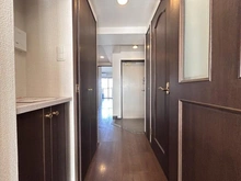 【埼玉県/さいたま市南区南本町】ライオンズステージ南浦和 廊下：壁面収納が複数あります