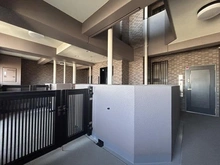 【埼玉県/さいたま市南区南本町】ライオンズステージ南浦和 ポーチ：プライバシー性の高い戸建て感覚のポーチ付き