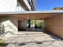 【埼玉県/さいたま市浦和区仲町】パークホームズ浦和仲町二丁目 エントランス：雨除けのあるエントランス。