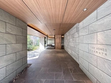 【埼玉県/さいたま市浦和区仲町】パークホームズ浦和仲町二丁目 エントランス：フラットなアプローチのため、車いすやベビーカーも通行することができます。