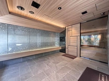 【埼玉県/さいたま市浦和区仲町】パークホームズ浦和仲町二丁目 エントランス：カメラ付きオートロック
防犯カメラもついています