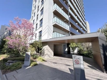 【埼玉県/さいたま市浦和区仲町】パークホームズ浦和仲町二丁目 エントランス：植栽に囲まれたエントランスが居住者や来訪者を出迎えます