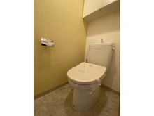 【埼玉県/さいたま市浦和区上木崎】ルネサンス浦和上木崎 トイレ：吊戸棚も付いています。
