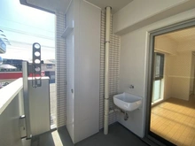 【埼玉県/さいたま市浦和区上木崎】ルネサンス浦和上木崎 バルコニー：トランクスペースは、シーズンアイテムやアウトドア用品の収納にもご利用可能です。