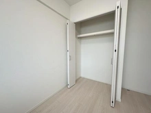 【埼玉県/さいたま市浦和区領家】コスモ浦和ガーデンズ 収納：洋室（約5.6帖）のクローゼット