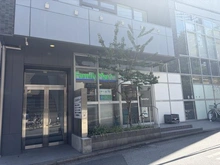 【埼玉県/さいたま市南区南本町】ザ・パークハウス南浦和ガーデン ファミリーマート南浦和駅西口店（現地より約410m）