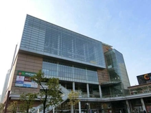 【埼玉県/川口市栄町】リビオ川口セルフィア 川口キュポ・ラ（川口市立中央図書館）（現地より約490m）：川口市立中央図書館などの公共施設やショッピングセンターが入居する複合商業施設