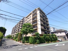 【埼玉県/さいたま市緑区原山】ウィズ浦和コンフォートレジデンス 外観：角地に接する、ゆとりのある配棟です