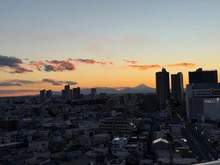 【埼玉県/さいたま市浦和区前地】ブランシエラ浦和 眺望：夕焼けに染まる空と富士山を望む