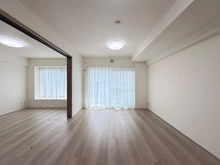 【埼玉県/さいたま市南区文蔵】南浦和第5ローヤルコーポ リビング・ダイニング：1階部分ですが明るい室内です。
左：洋室