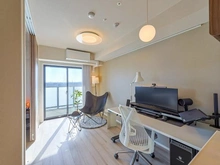 【埼玉県/さいたま市浦和区岸町】ルピアシェリール浦和岸町Viola リビング：壁を傷つけずにアートや小物を飾れるピクチャーレール付き（新築時オプション）