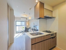 【埼玉県/さいたま市浦和区岸町】ルピアシェリール浦和岸町Viola キッチン：吊り戸棚付きの対面カウンターキッチン