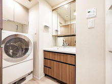 【埼玉県/さいたま市浦和区岸町】ルピアシェリール浦和岸町Viola 洗面所：メークや洗顔に便利な三面鏡
洗面ボウル前引出しに小物入れがあります