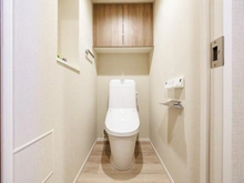 【埼玉県/さいたま市浦和区岸町】ルピアシェリール浦和岸町Viola トイレ：ペーパーホルダー上に本や指輪、スマートフォンなどを置けるスペース付き