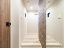 【埼玉県/さいたま市浦和区岸町】ルピアシェリール浦和岸町Viola 玄関：新築時オプションで調湿効果のあるエコカラット・姿見を設置