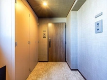 【埼玉県/さいたま市浦和区岸町】ルピアシェリール浦和岸町Viola 玄関：ホテルライクの内廊下設計