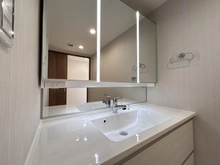 【埼玉県/さいたま市南区白幡】武蔵浦和パーク・ホームズ弐番館 洗面化粧台：三面鏡下部にも鏡を設置