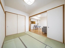 【千葉県/柏市向原町】プラウドシティ柏ノーブルコート 和室：（奥：リビングダイニング）