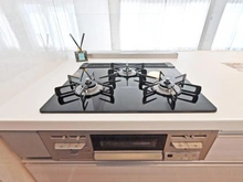 【千葉県/松戸市新松戸北】新松戸ファミールハイツ 2号棟 キッチン：三口コンロ