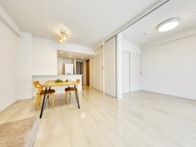 【千葉県/流山市おおたかの森北】ソライエグラン流山おおたかの森シーズンスクエア リビング・ダイニング：右奥は洋室