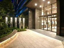 【千葉県/流山市おおたかの森北】ソライエグラン流山おおたかの森シーズンスクエア エントランス：夜間のメインエントランス