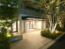 【千葉県/流山市おおたかの森北】ソライエグラン流山おおたかの森シーズンスクエア エントランス：夜間のサブエントランス