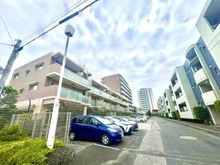 【千葉県/柏市旭町】クリオ柏 外観：写真左の建物※前方駐車場は本マンション敷地ではありません
