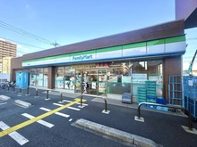 【埼玉県/三郷市幸房】グレースハイツ三郷 ファミリーマート三郷駅南店（現地より約880m）