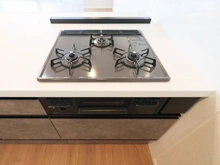 【埼玉県/三郷市さつき平】パークフィールドみさとテラウェスト5街区2号館 キッチン：三口コンロ