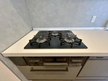 【千葉県/八千代市緑が丘】カムザ・スクエア八千代緑が丘タワーズ キッチン：三口コンロ